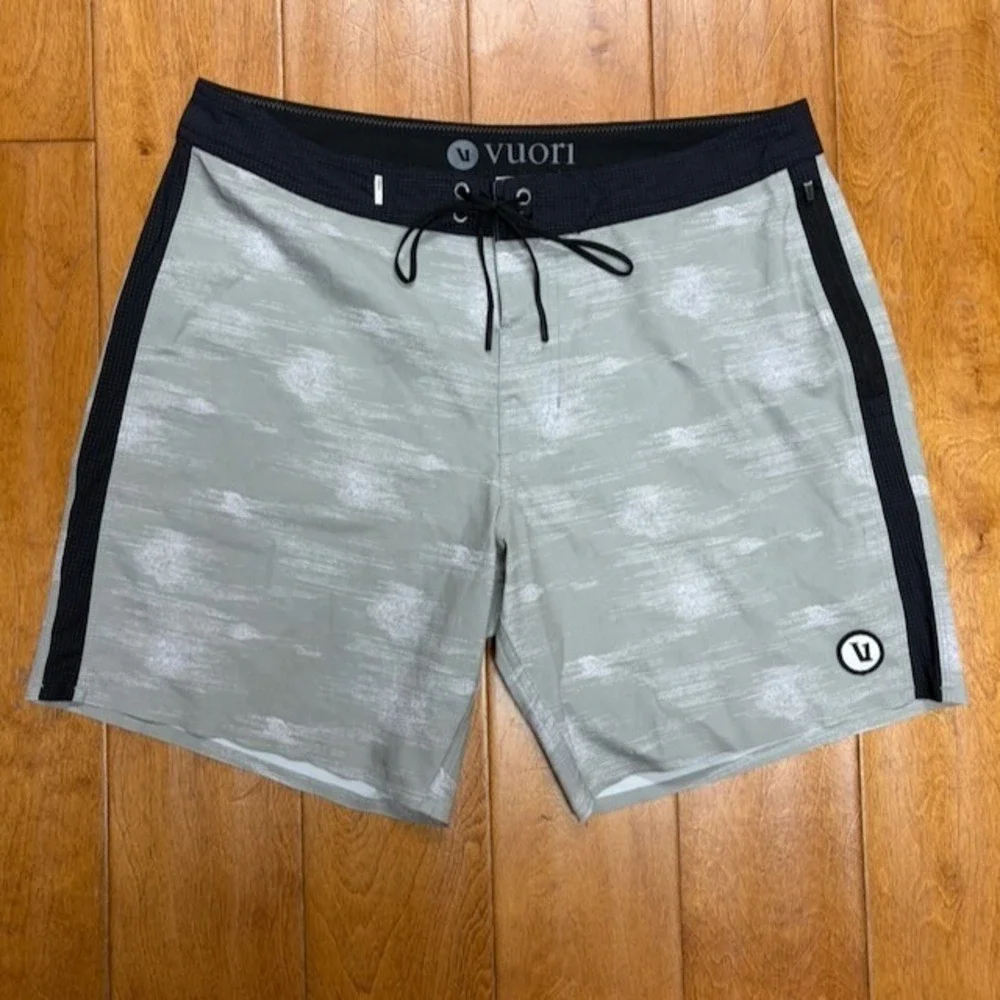 Vuori Swim Trunks Mens 30 Green Board Shorts Drawstring V374 Logo Summer Beach